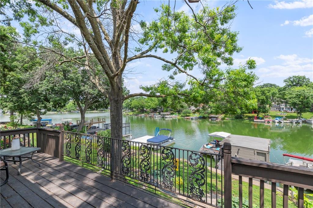 37 Beach Dr, Lake Tapawingo, MO 64015
