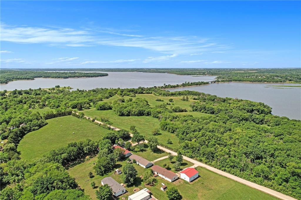 10390 Quail Hill Dr, Ozawkie, KS 66070