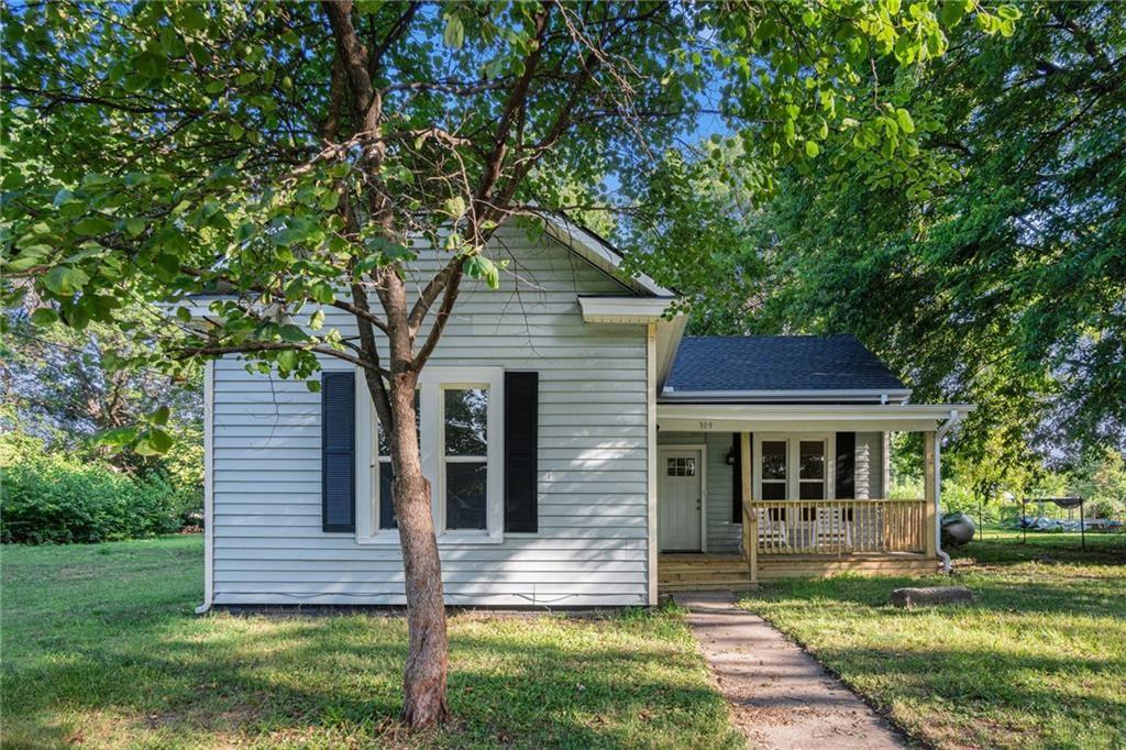 309 W Elm St, Hardin, MO 64035