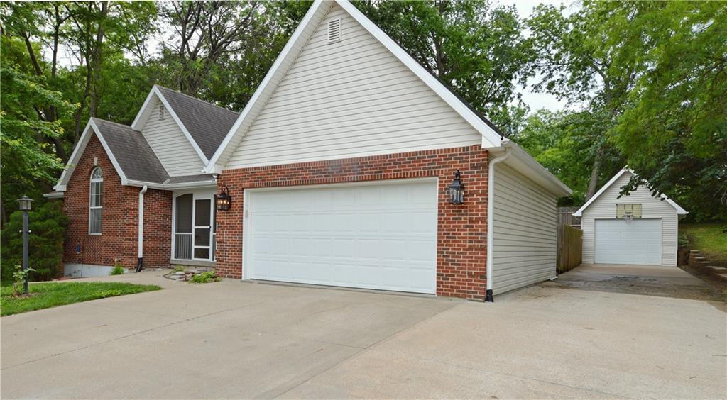 11 Chadwick Ln, Country Club, MO 64506