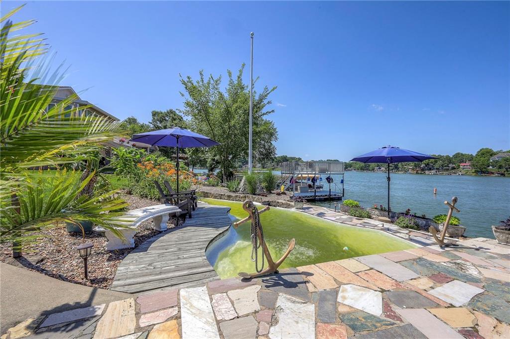 22 Emerald Shore Dr, Lake Tapawingo, MO 64015