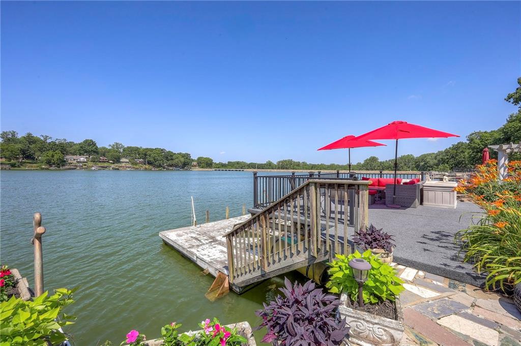 22 Emerald Shore Dr, Lake Tapawingo, MO 64015