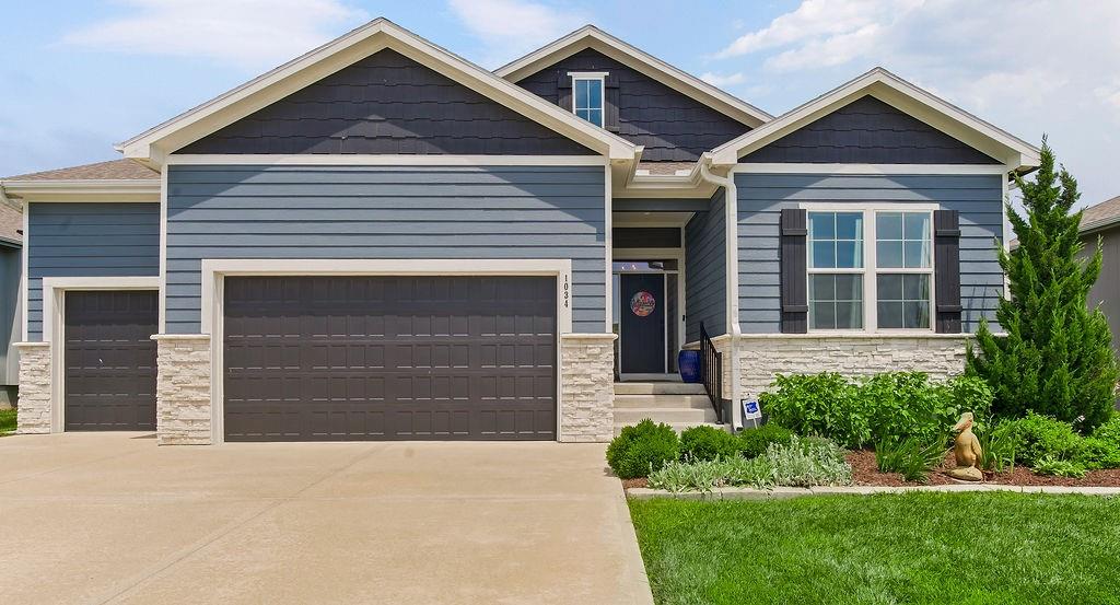 1034 SW Cheshire Dr, Lee's Summit, MO 64083