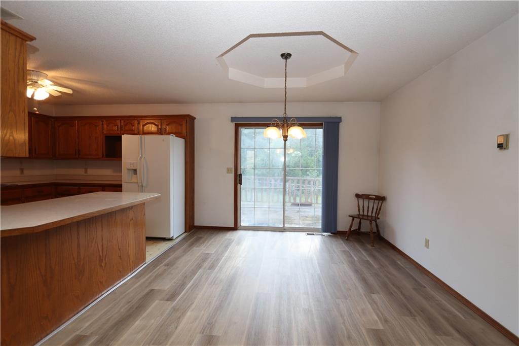 1402 Sunshine Dr, Neosho, MO 64850