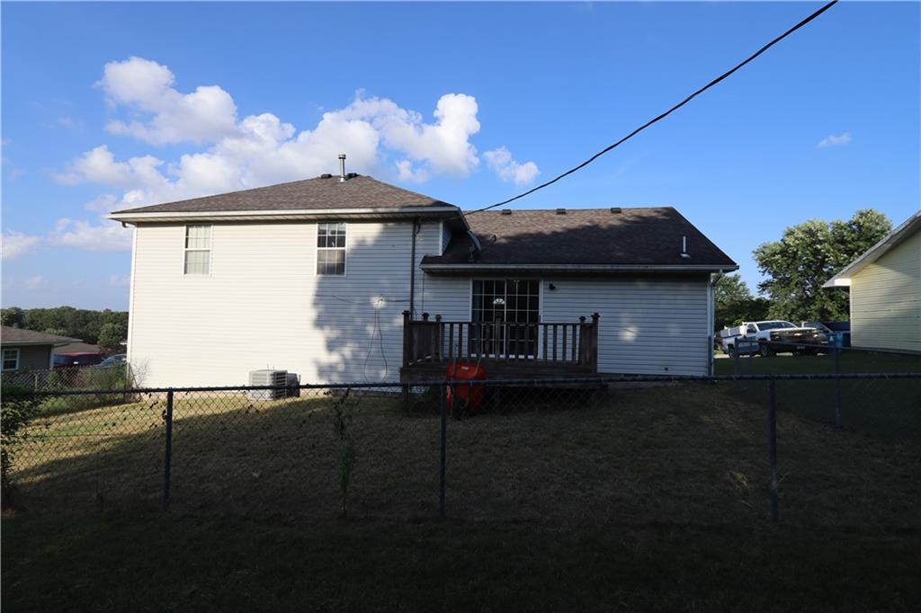 1402 Sunshine Dr, Neosho, MO 64850