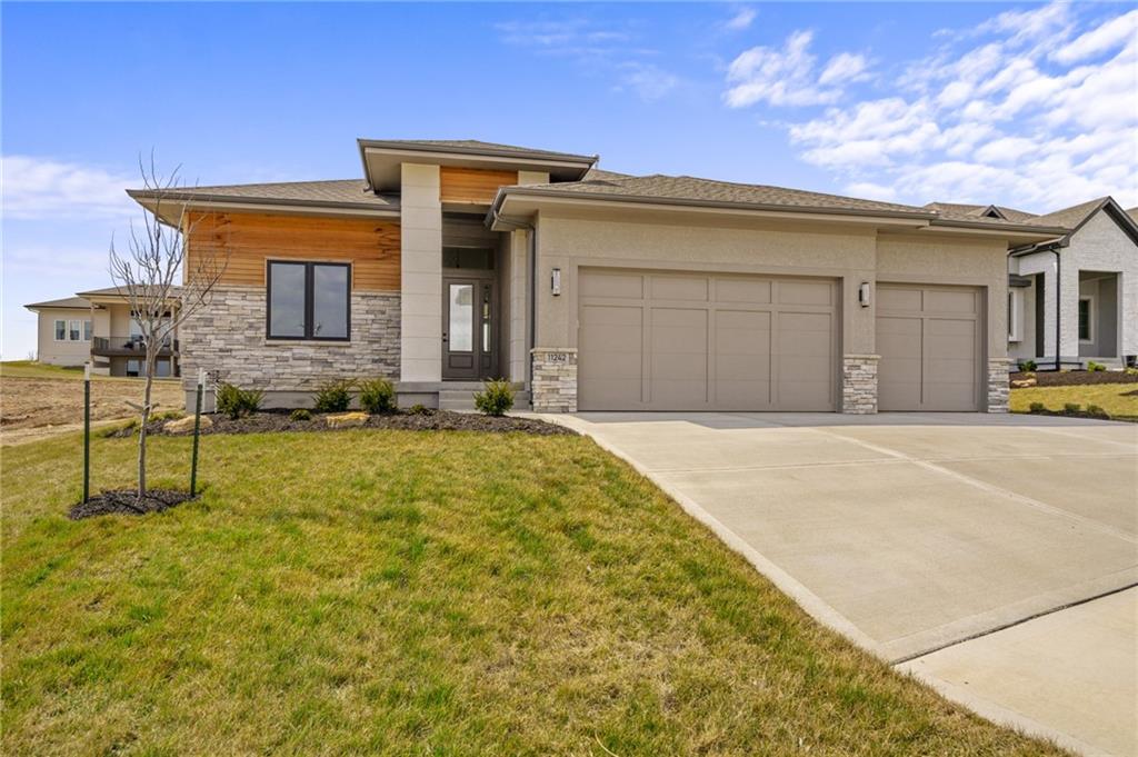 11242 S Sunray Dr, Olathe, KS 66061