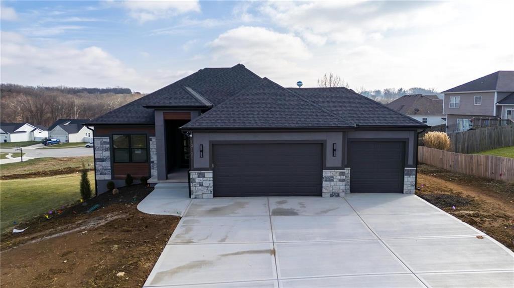 19101 Library Dr, Weston, MO 64098
