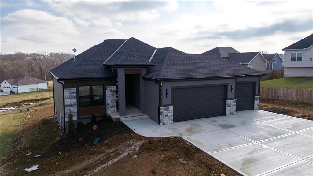 19101 Library Dr, Weston, MO 64098
