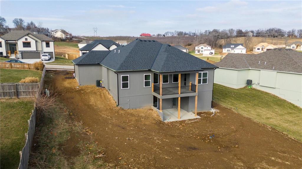 19101 Library Dr, Weston, MO 64098
