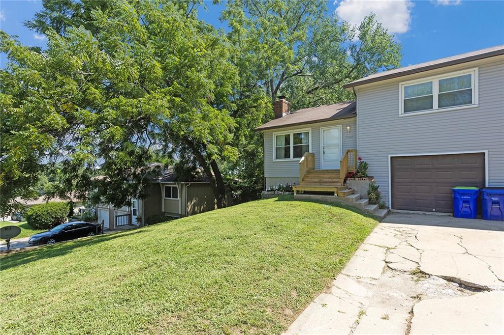 5225 Farley Ct, Merriam, KS 66203