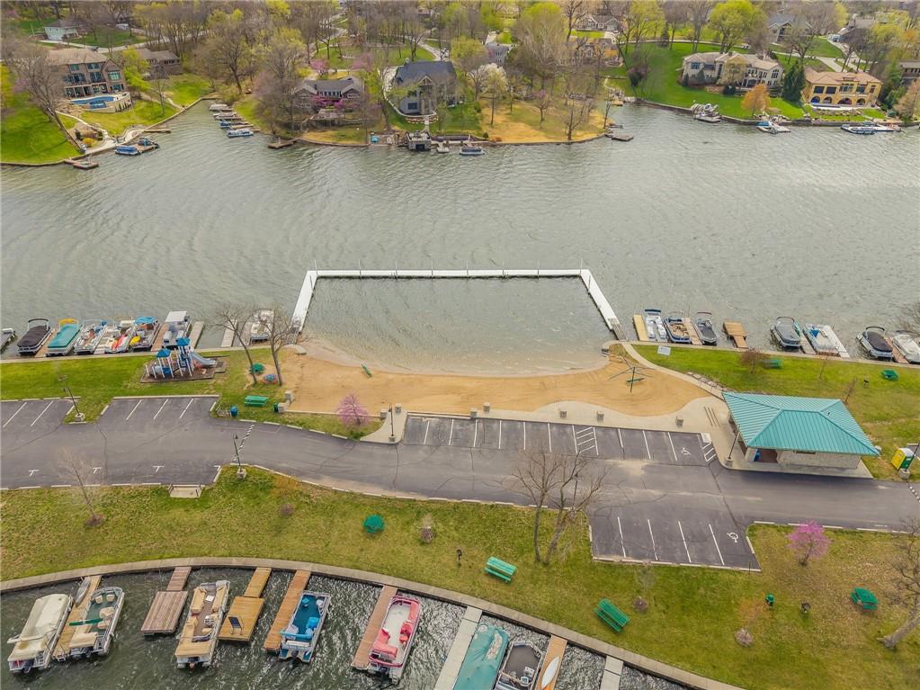 8211 NW High Point Dr, Weatherby Lake, MO 64152