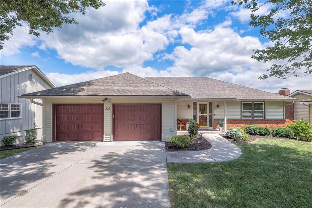 226 N Winnebago Dr, Lake Winnebago, MO 64034