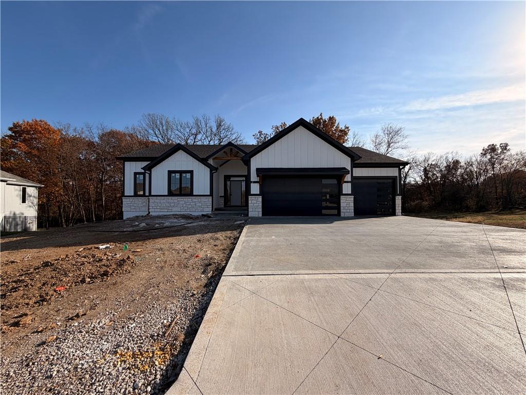 305 E Oak St, Lone Jack, MO 64070