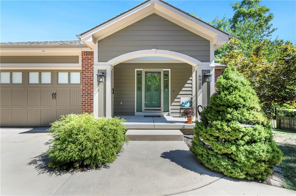 6925 Lakeshore Dr, Raytown, MO 64133