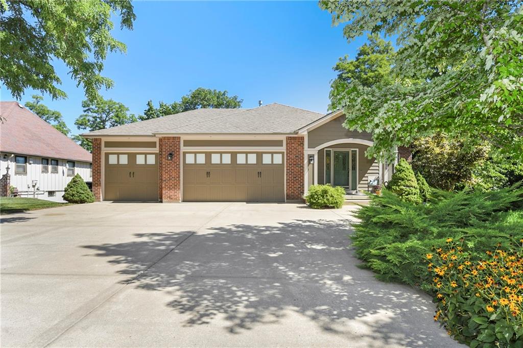 6925 Lakeshore Dr, Raytown, MO 64133