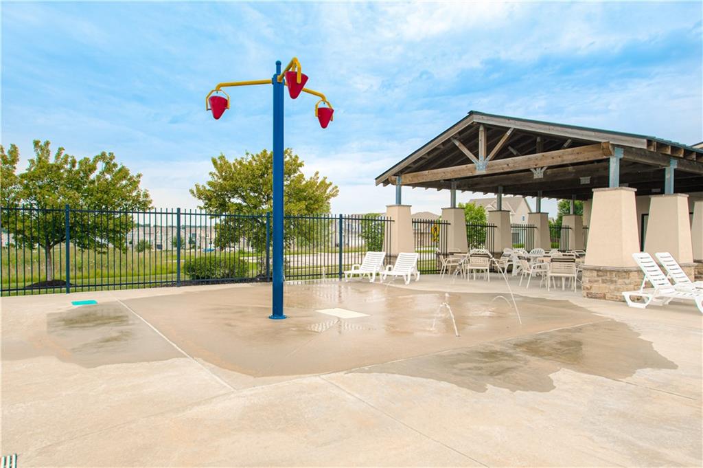 1136 SW Whitby Dr, Lee's Summit, MO 64083