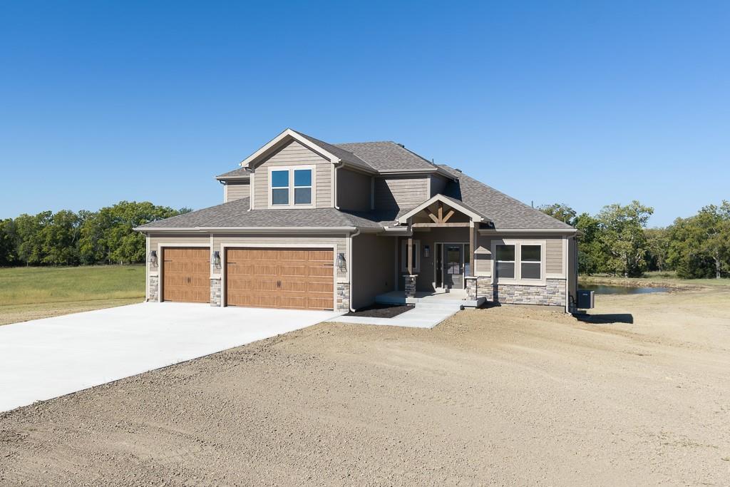 17924 235th St, Tonganoxie, KS 66086