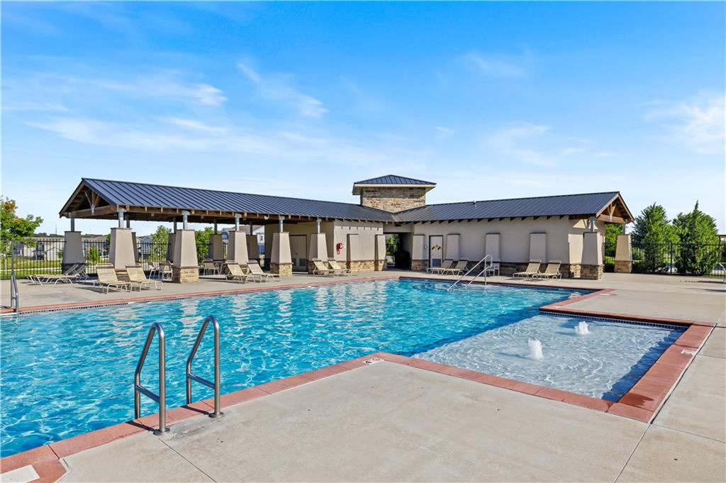 4528 SW Berkshire Dr, Lee's Summit, MO 64083