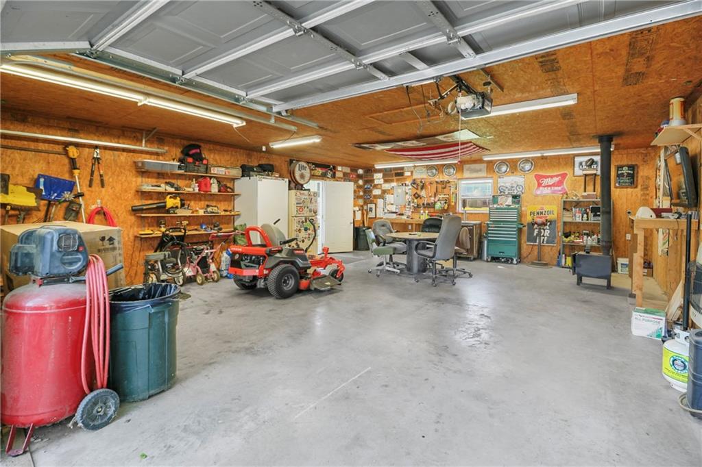 911 E 5th St, Altamont, KS 67330