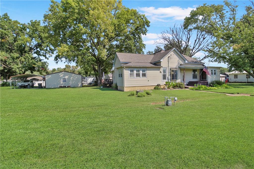 911 E 5th St, Altamont, KS 67330