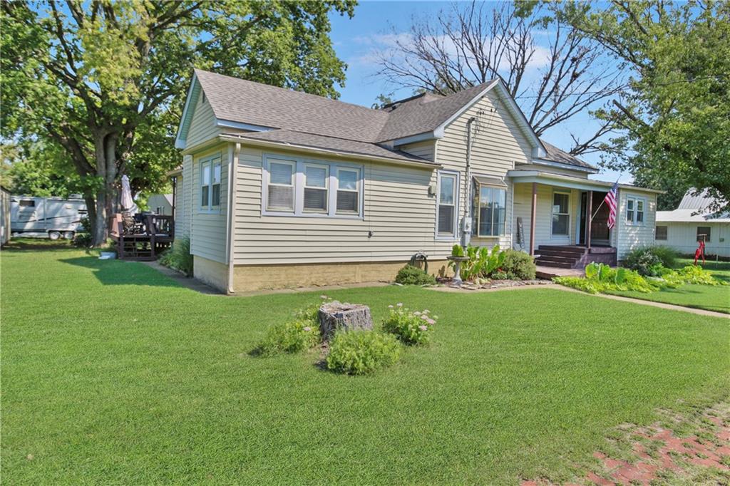 911 E 5th St, Altamont, KS 67330