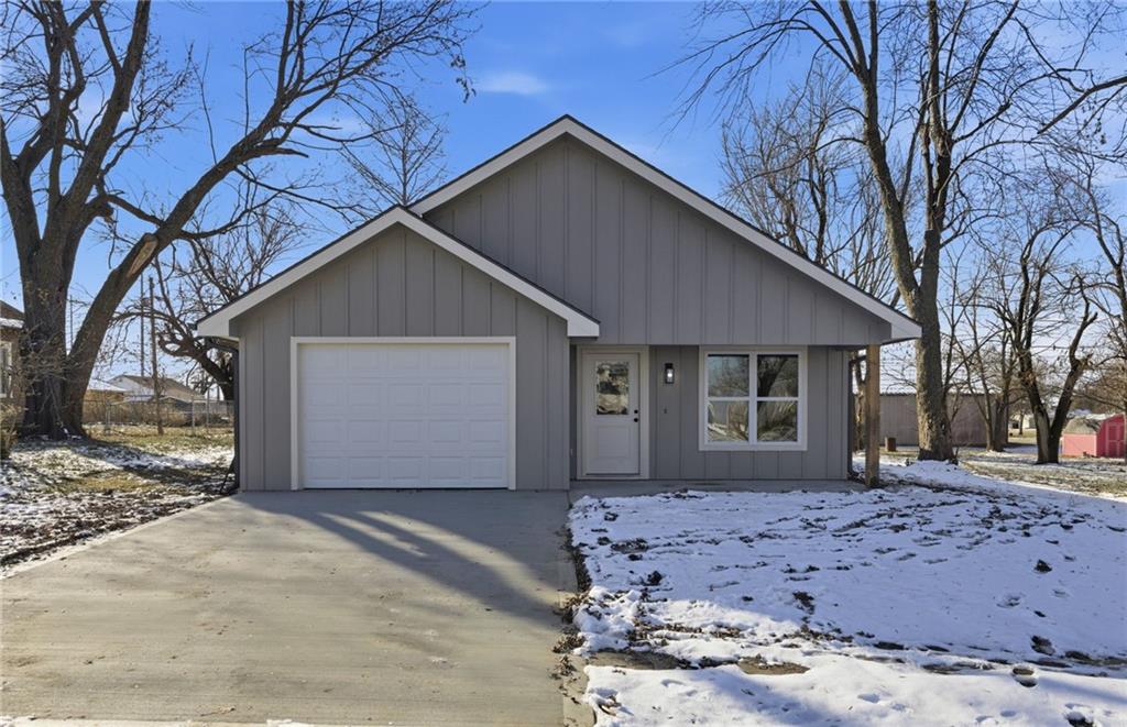 105 W Arctic St, Kingsville, MO 64061
