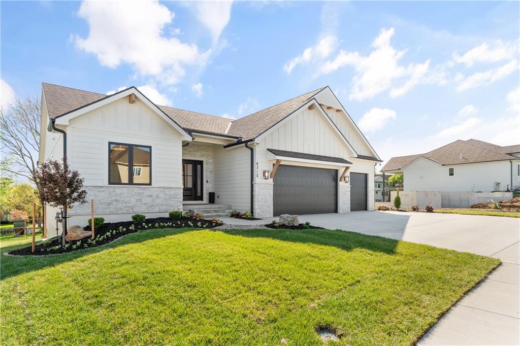 4355 NE Hideaway Dr, Lee's Summit, MO 64064