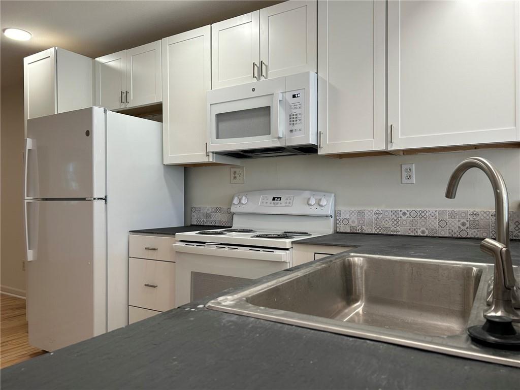 1201 Main St, Parkville, MO 64152
