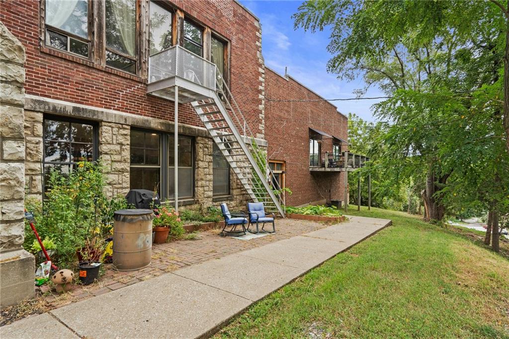 1201 Main St, Parkville, MO 64152