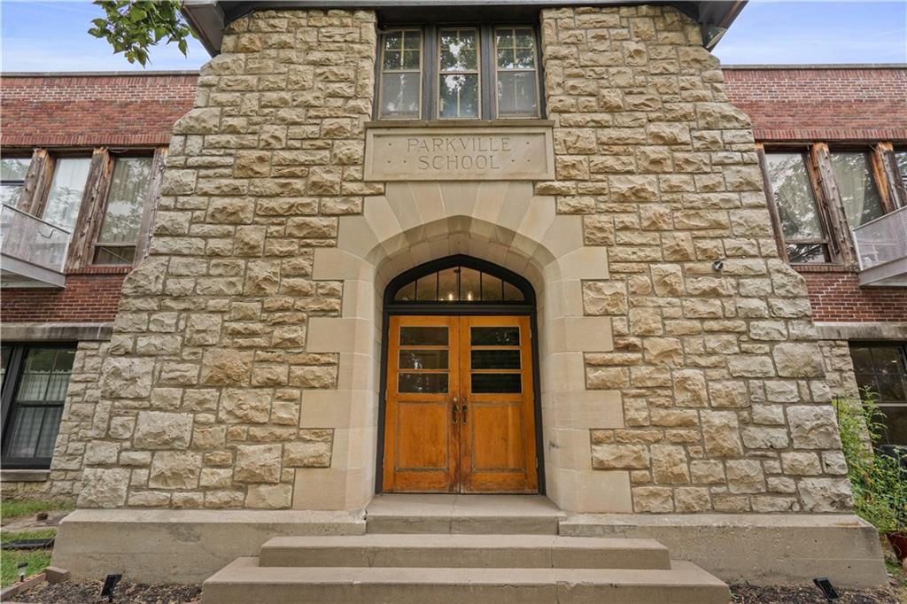 1201 Main St, Parkville, MO 64152