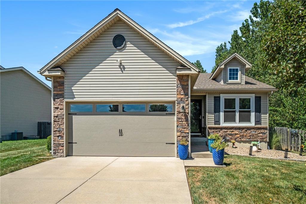 1100 SW Blackpool Dr, Lee's Summit, MO 64083