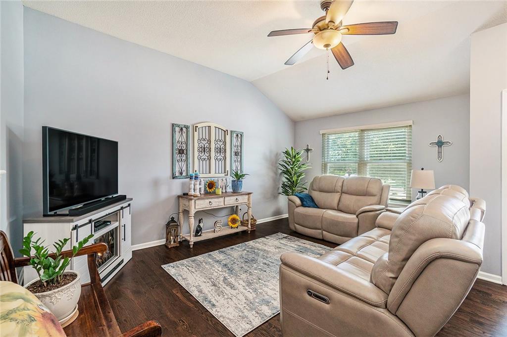 1100 SW Blackpool Dr, Lee's Summit, MO 64083