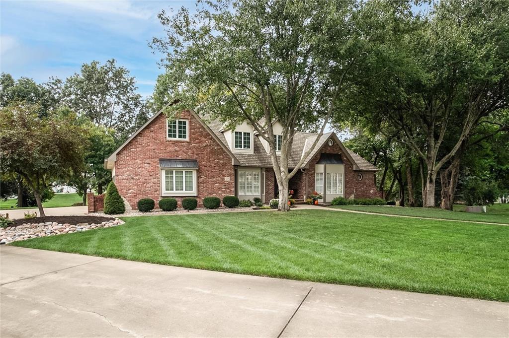 610 W Willow Ln, Ottawa, KS 66067