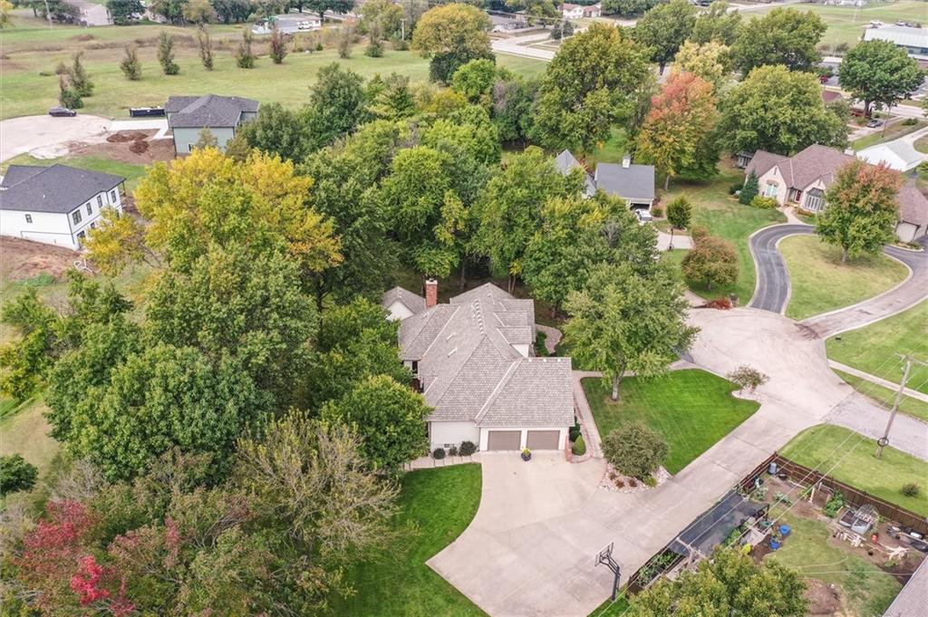 610 W Willow Ln, Ottawa, KS 66067