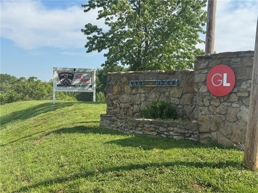 6472 Ridge View Dr, Ozawkie, KS 66070