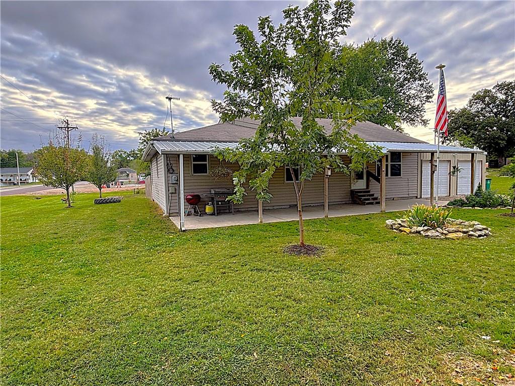 209 D St, Creighton, MO 64739