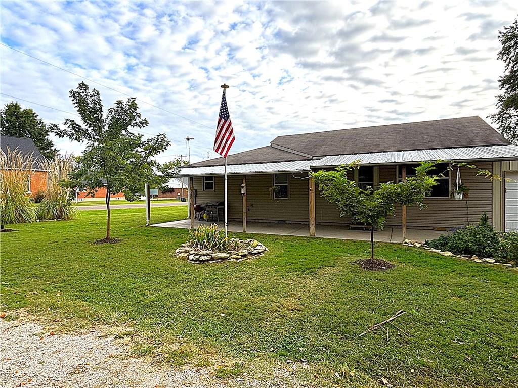 209 D St, Creighton, MO 64739