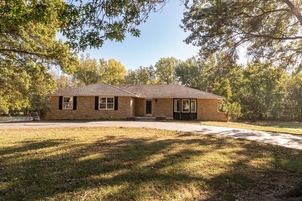 19 Skyline Dr, Adrian, MO 64720