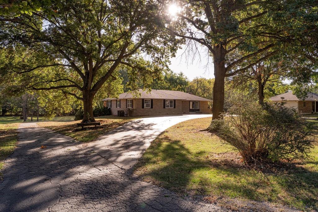 19 Skyline Dr, Adrian, MO 64720