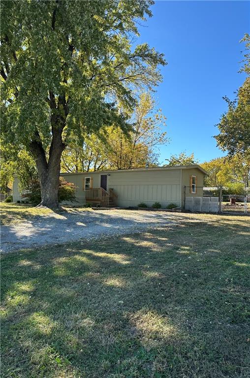 812 N Ward Rd, Raymore, MO 64083