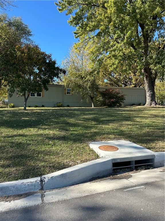812 N Ward Rd, Raymore, MO 64083
