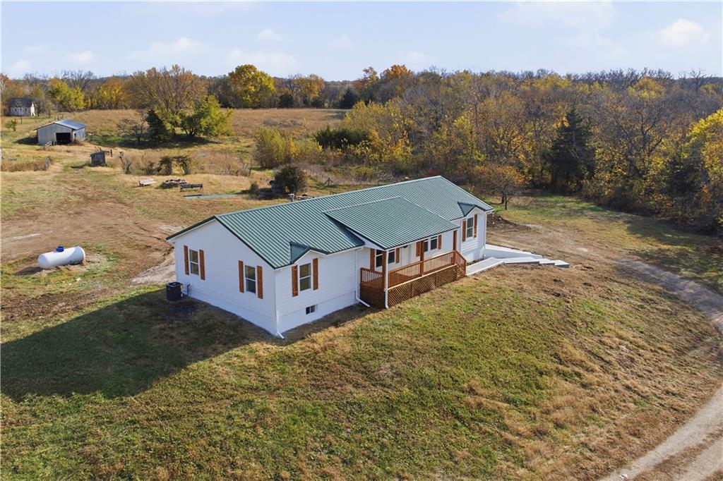18450 246th St, Tonganoxie, KS 66086