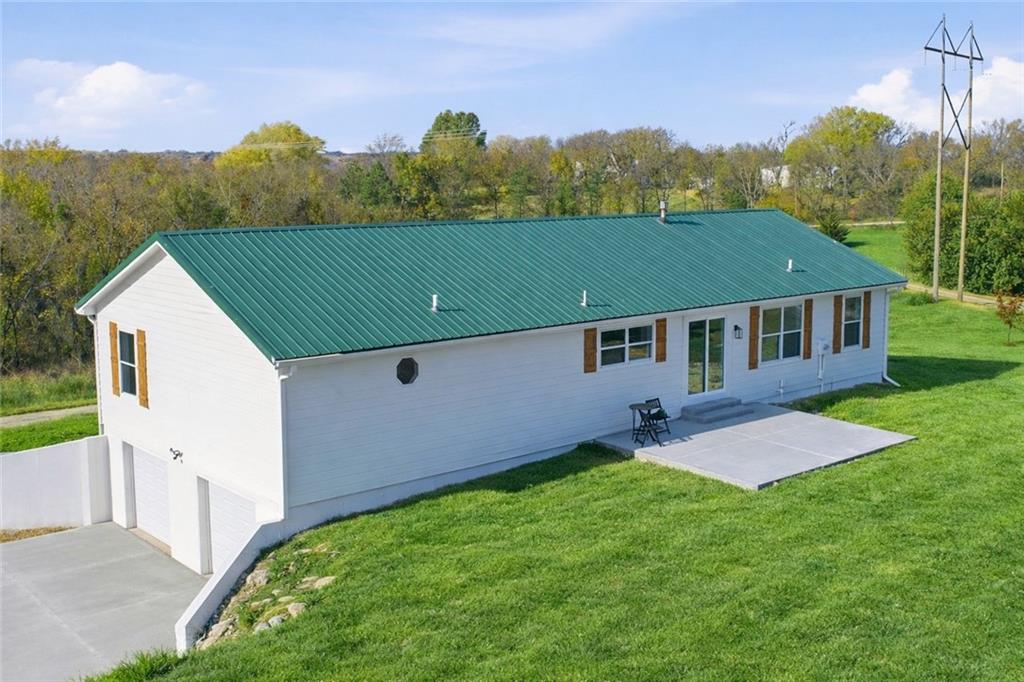 18450 246th St, Tonganoxie, KS 66086