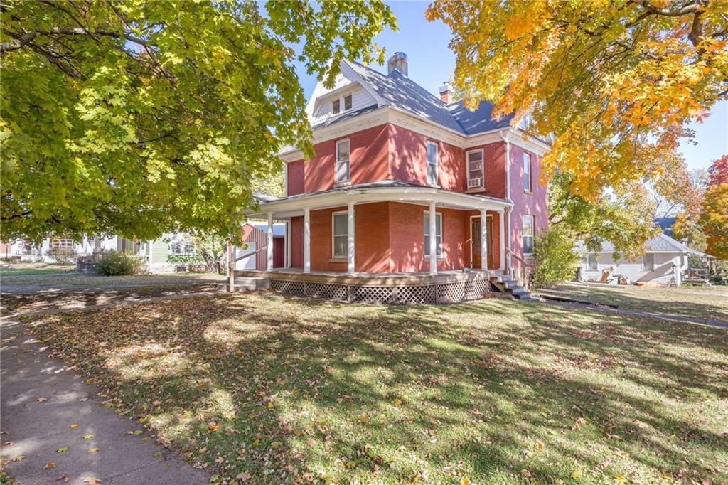 311 S 6th St, Hiawatha, KS 66434