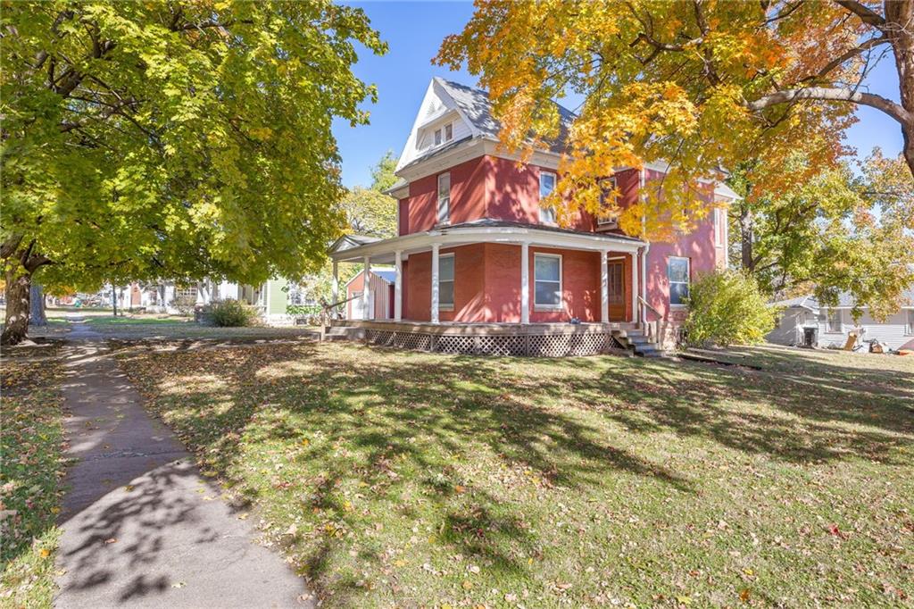 311 S 6th St, Hiawatha, KS 66434
