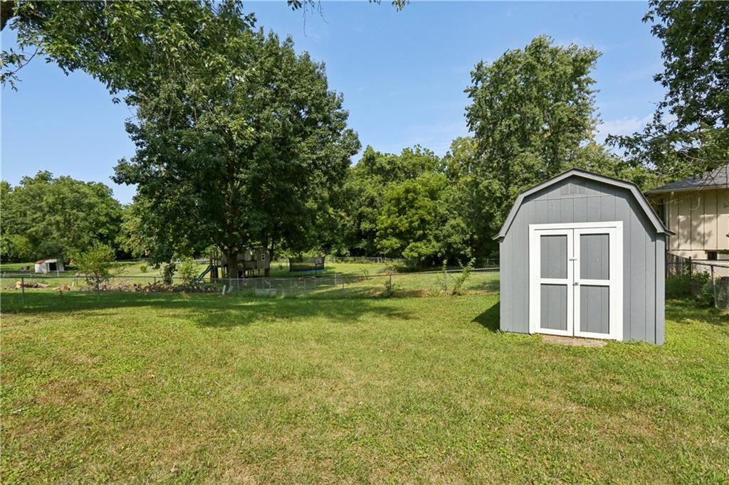 1518 SE 15th St, Oak Grove, MO 64075