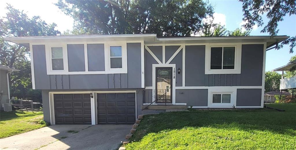 1518 SE 15th St, Oak Grove, MO 64075