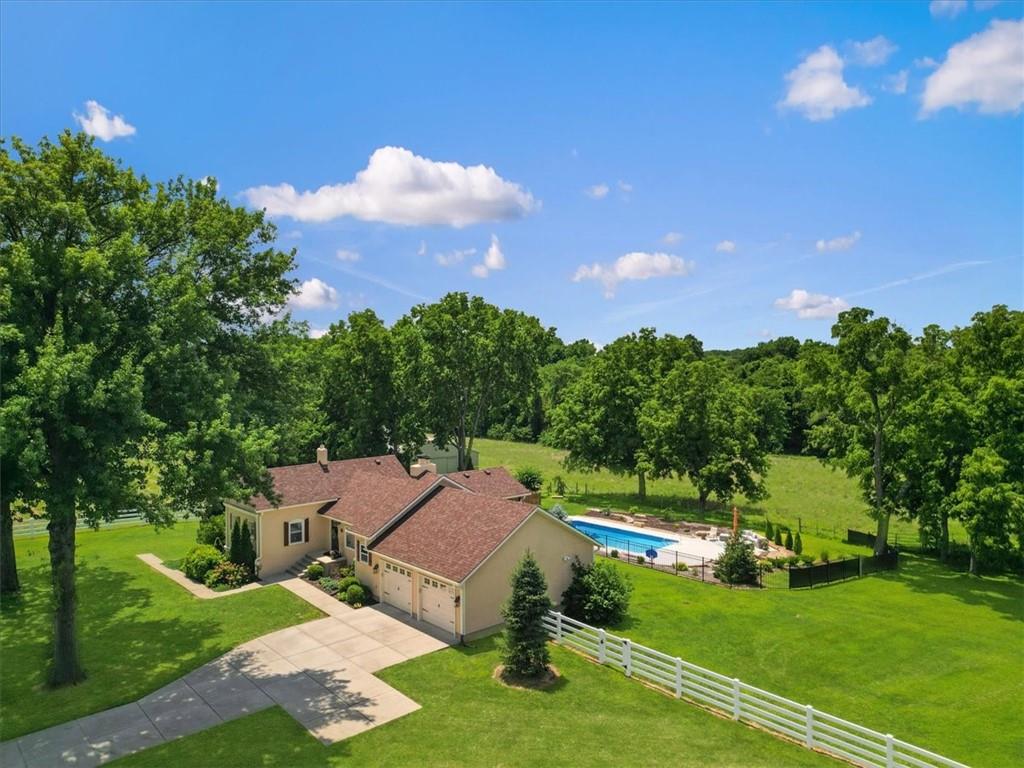 3532 Lakeview Dr, Leavenworth, KS 66048
