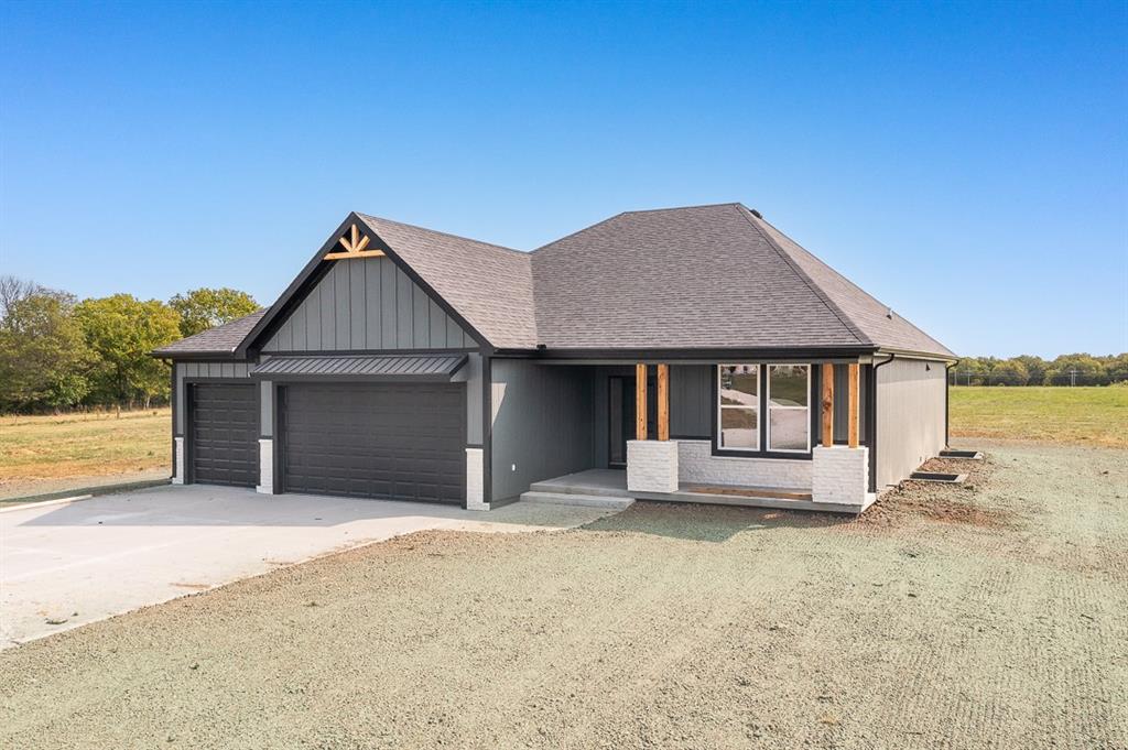 24695 Evans Rd, Tonganoxie, KS 66086