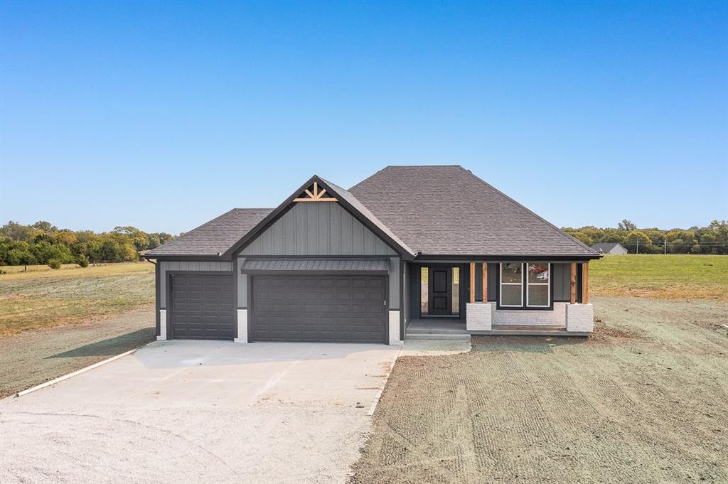 24695 Evans Rd, Tonganoxie, KS 66086